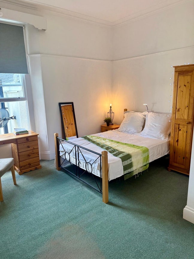 Beautiful spacious room in clean, quiet house Main Photo