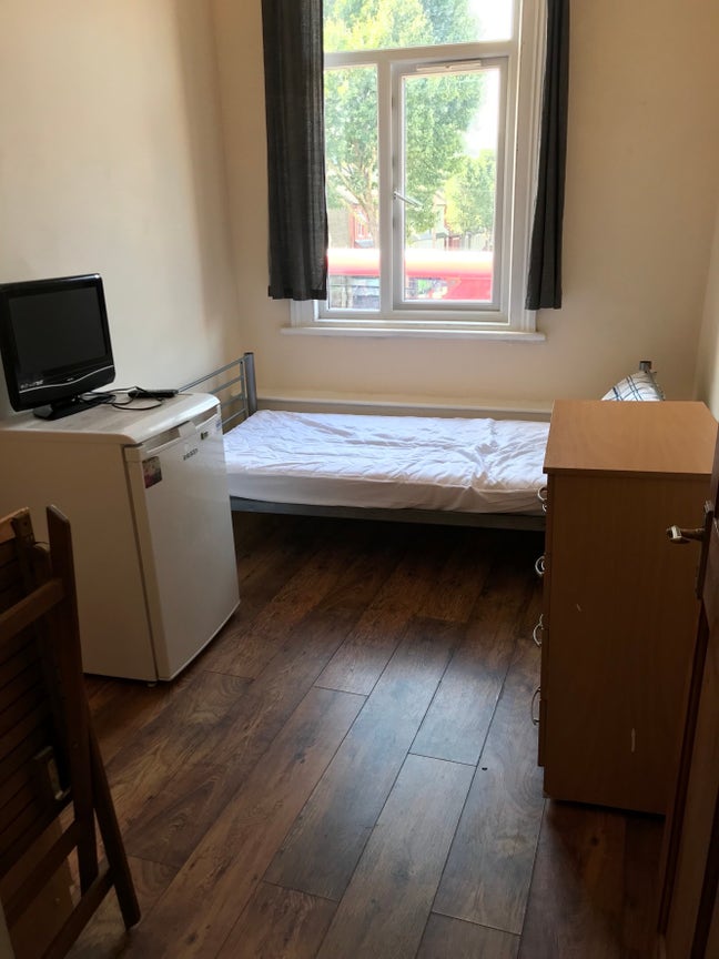 Hammersmith singled room to let in house share  Main Photo