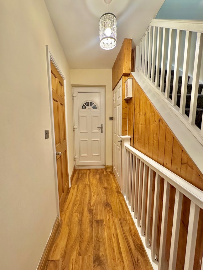 Spacious newly refurbished 3-Bed Flat in Heathrow Main Photo