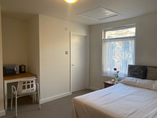 En-suite room for students near Elizabeth line Main Photo