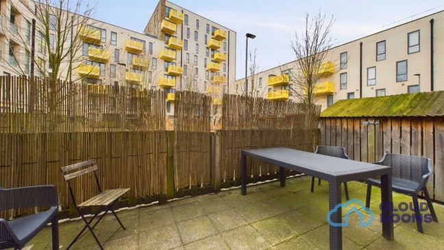 Bright and peaceful double room in stepney green Main Photo