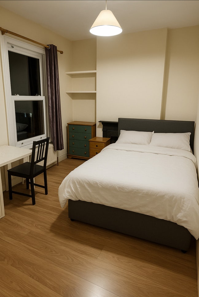 Worcester City Centre - Large bedroom Main Photo