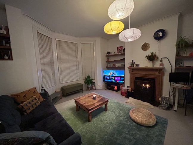 One bed seven dials with fire place Main Photo