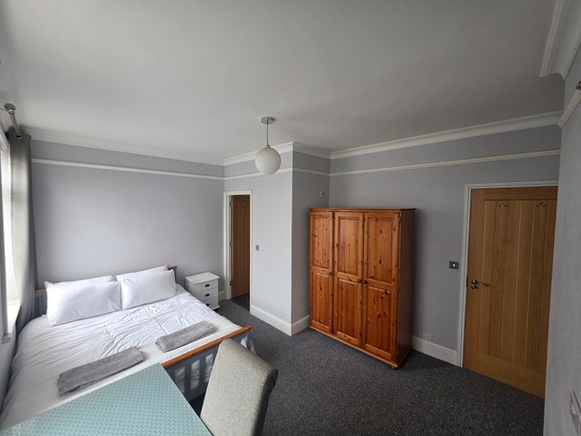 Modern Victorian house share large garden Main Photo