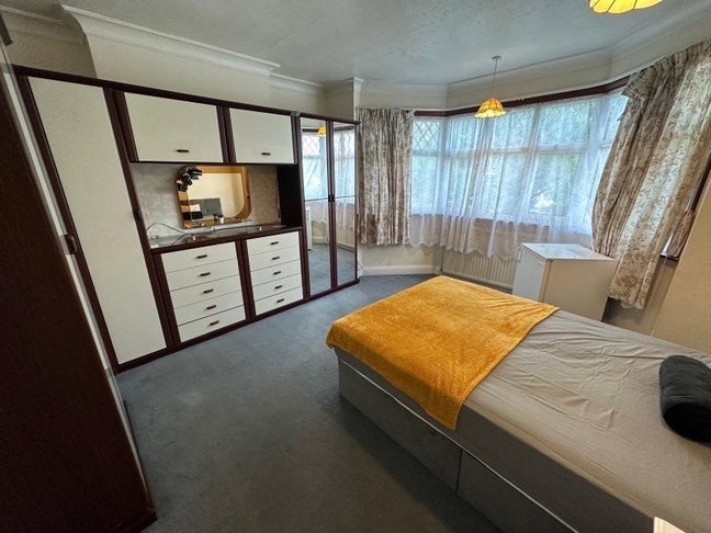 🛏️ Large Double Room to Let in - Kingsbury Main Photo