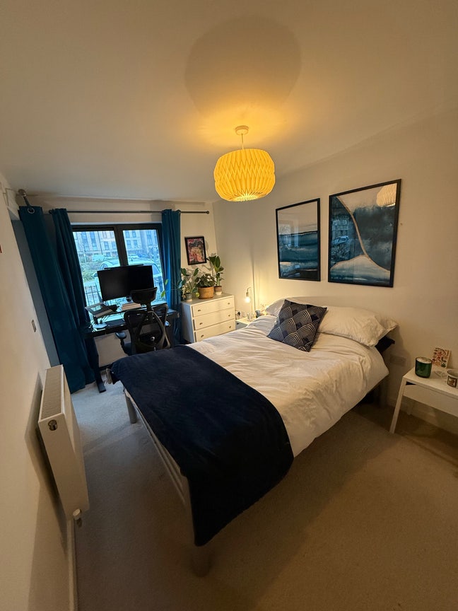 Double bedroom in modern 2 bed flat with terrace Main Photo