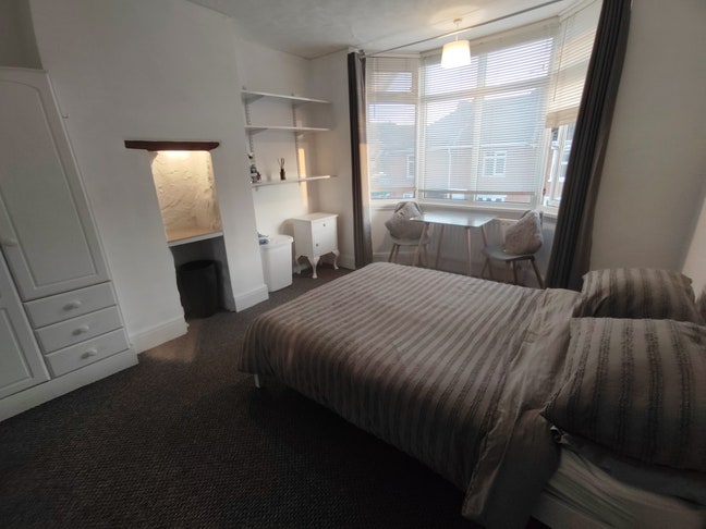 Double room in clean quiet shared house  Main Photo