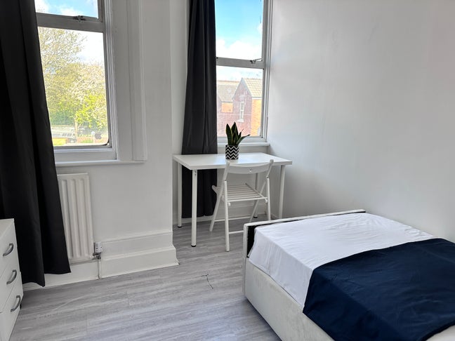 Bright room/Cricklewood / quiet area Main Photo