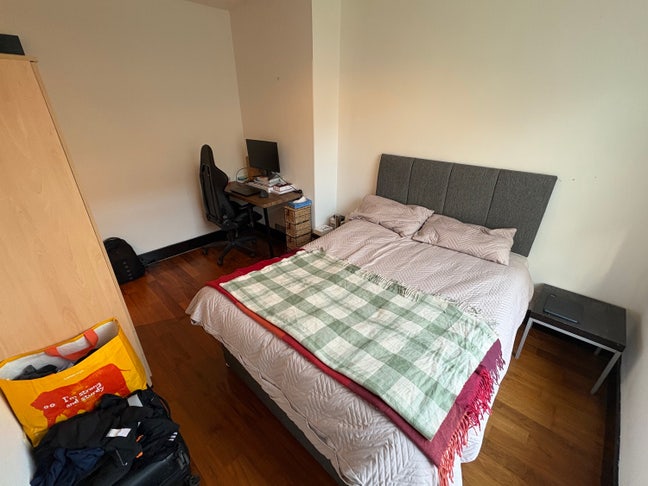 Large double bedroom with private bathroom  Main Photo