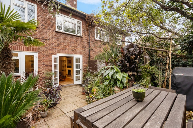 Double Room in Flat with Great Garden Space Main Photo