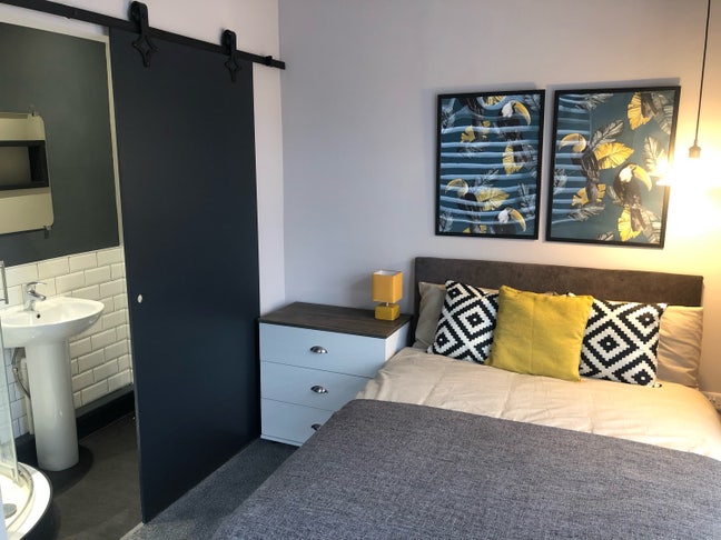 Double room in beautiful shared house  Main Photo