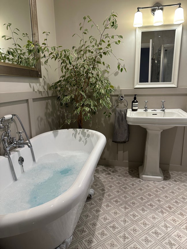 Monday-Friday let Main Photo