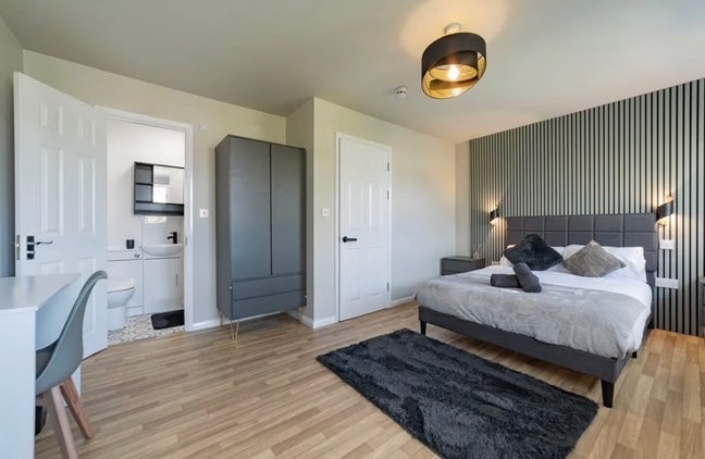 Aldershot Big Double En-Suite Rooms Main Photo