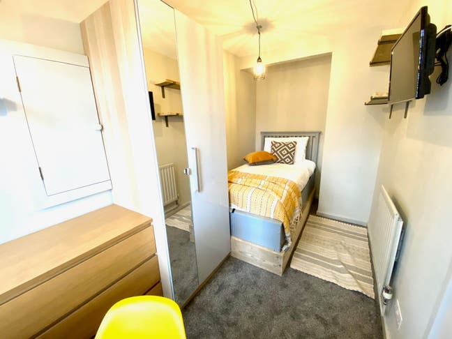 2 x lovely Rooms, Close to 24 hour Bus - Crawley Main Photo