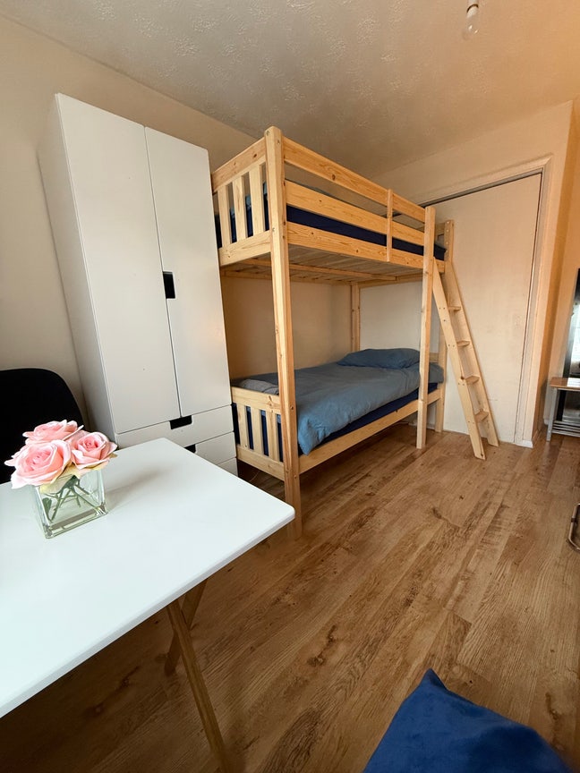 Space in the room Main Photo