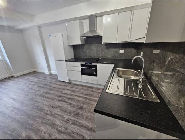 3 Bedroom Flat - Kenton HA3 8AX Main Photo