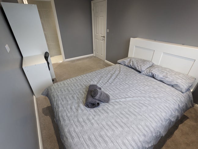 Double En-suite Furnished Inc Bills For Women  Main Photo