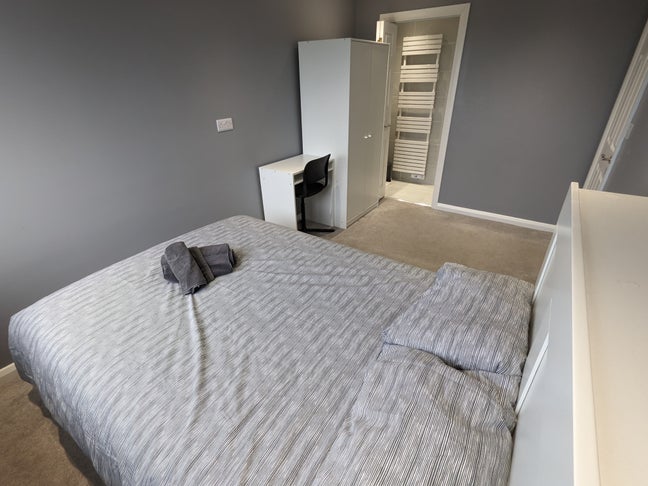 Double En-suite Furnished Inc Bills For Women  Main Photo