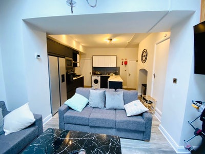 Modern 5 Bed Fallowfiield 🏡 Share Main Photo