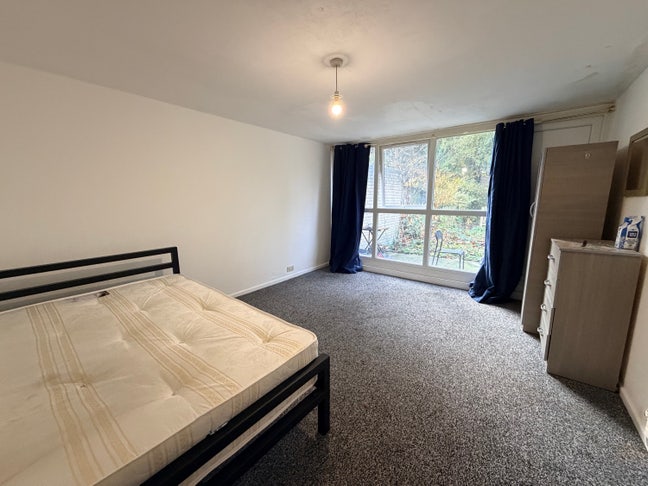 Stunning Double Room  Prime Denham LC Main Photo