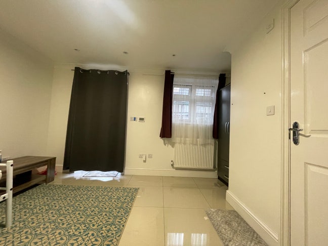 1 double room with ensuite (Female) Main Photo