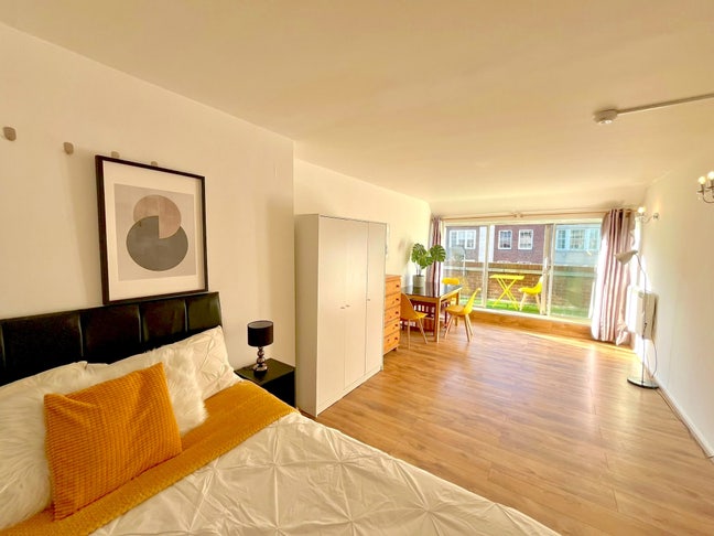 3 Bright Rooms next to Kensington - 100mt to tube! Main Photo