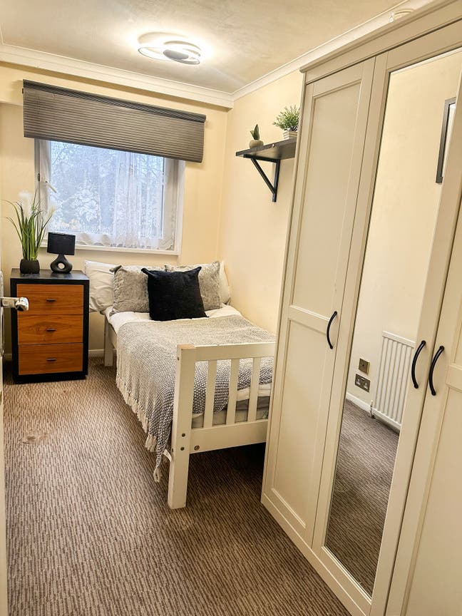 Newly Refurbished Room next to Westfield Main Photo