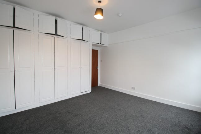 Clean, Modern Room (5min walk to town centre) Main Photo