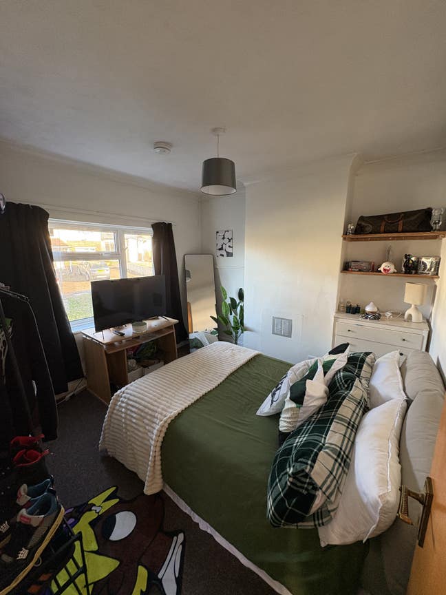 Lovely spacious double bed room to rent Main Photo