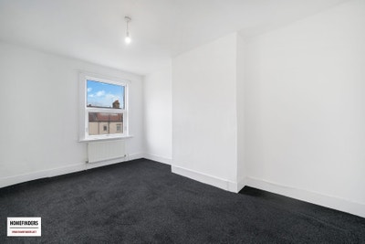3 bedroom terrace house in Dersingham Avenue E12 Main Photo