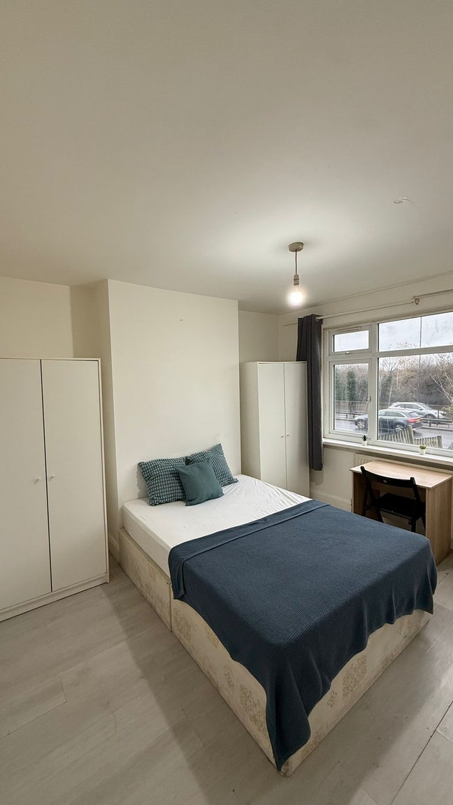 Cheap and Spacious Double Room for Single Use  Main Photo