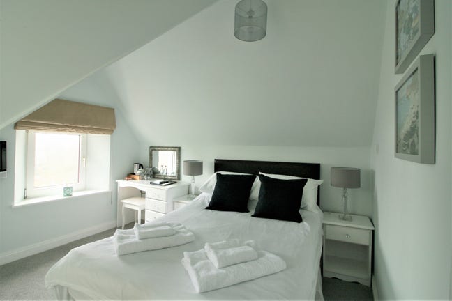 En-Suite Double Bedroom in B&B Available shortterm Main Photo