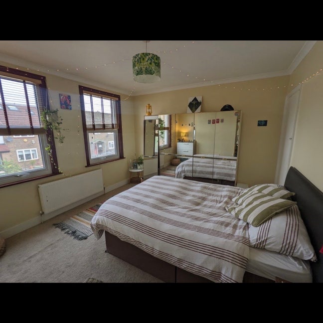 Spacious , bright and comfortable double room  Main Photo