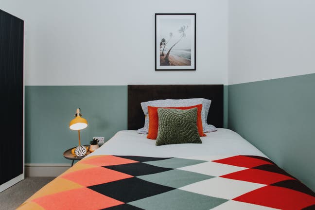 Room to let on Windsor Street, Rugby Main Photo