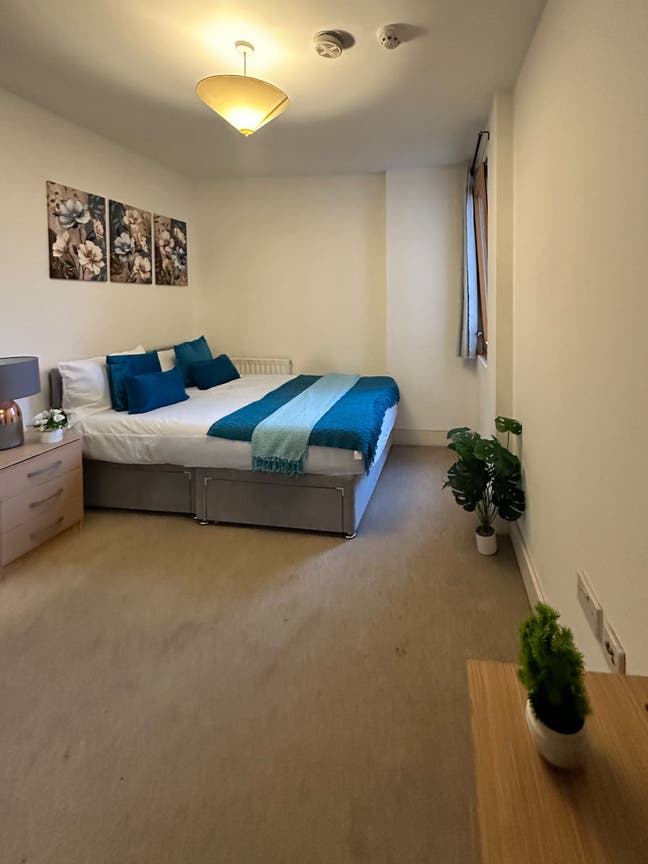 Double Room | 3Bed Flat in Salcombe Court Main Photo