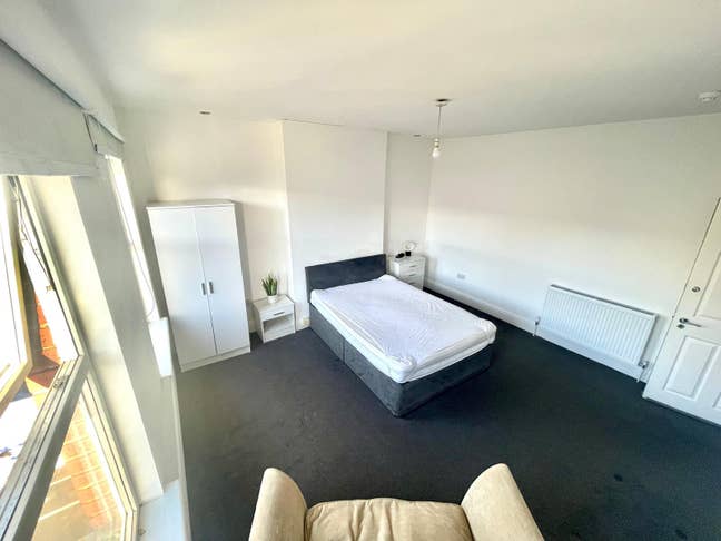 Spacious/Bright/High Ceiling room/ Bromley RD  Main Photo