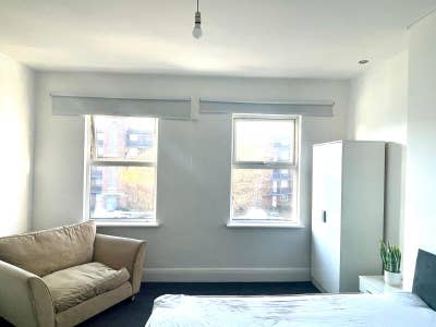 Spacious/Bright/High Ceiling room/ Bromley RD  Main Photo