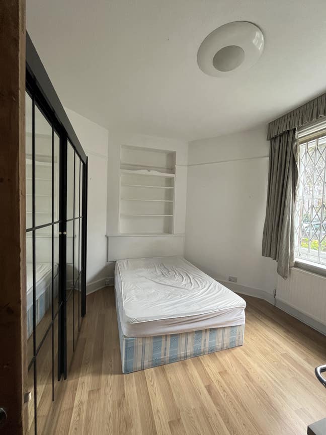 Spacious room in 2 bed 2 bathroom flat share Main Photo