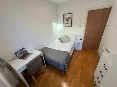 3 Rooms next to DLR station- Canary Wharf! Main Photo