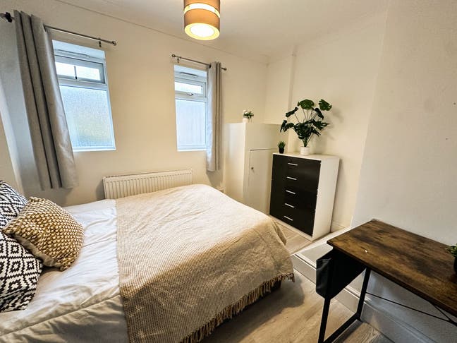 Double Room | Social 6Bed House | 🚶 to South Quay Main Photo