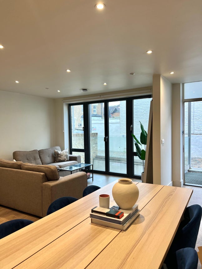 Room Available in the Heart of Wandsworth Town Main Photo