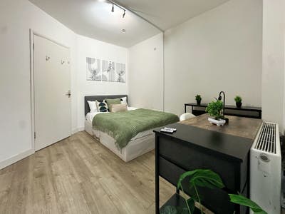 2 Double Rooms + Balcony near Canary Wharf 📍 NOW Main Photo