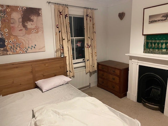 Cosy house very close to Kingston Station Main Photo