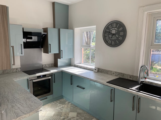 Room in a great house, available immediately! Main Photo