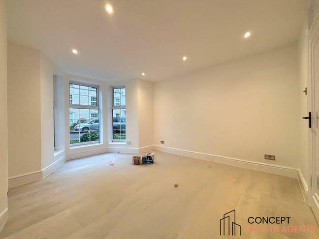 Stylish 2 Bed Flat Near Raynes Park, KT3 Main Photo