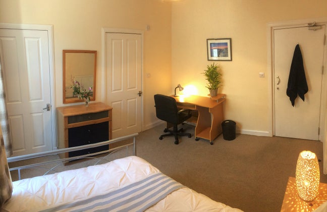 Ensuite double room in pleasant town centre flat Main Photo