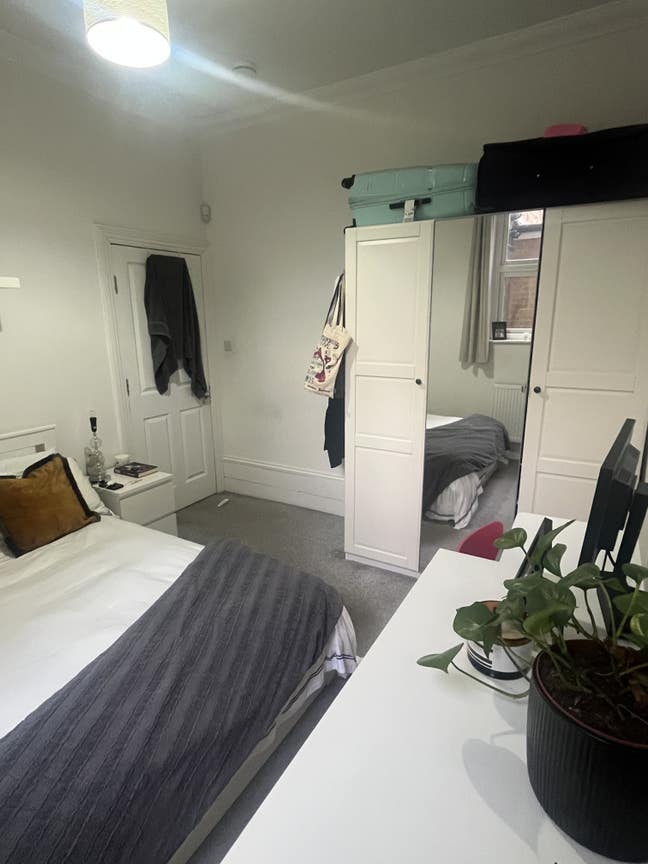 Big double room available in friendly house share Main Photo