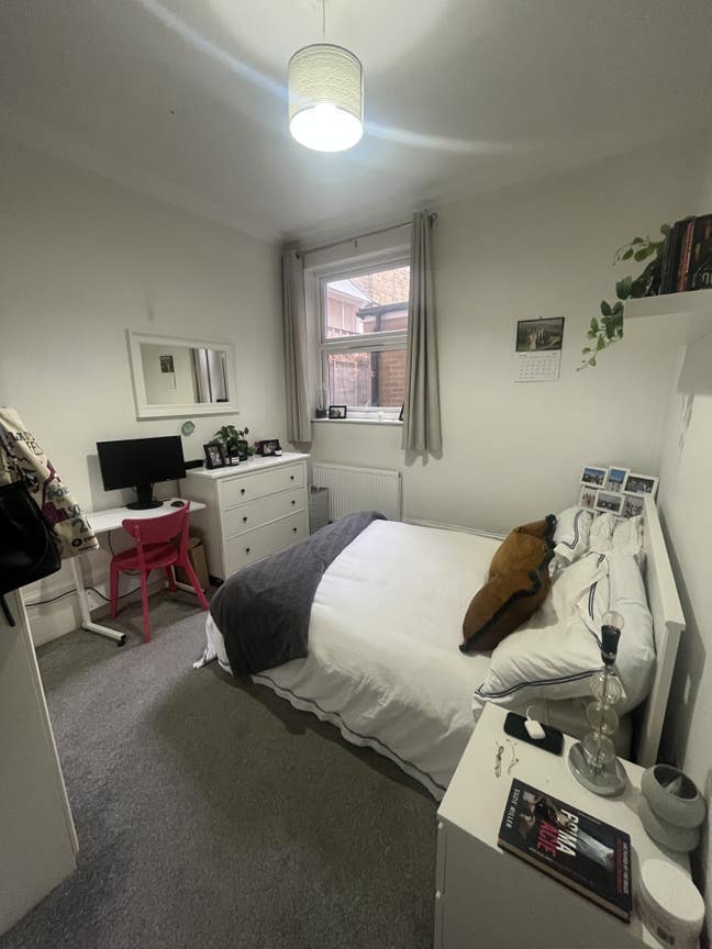 Big double room available in friendly house share Main Photo