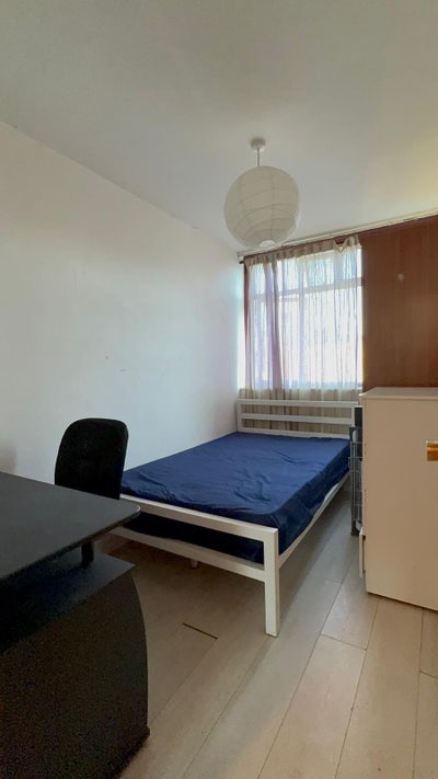 Single Room- 7 min to DLR 🚂- Poplar/Langdon Park Main Photo
