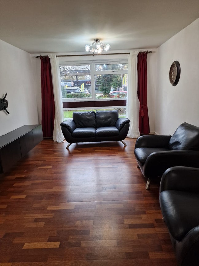 2 bed flat in N20 Main Photo